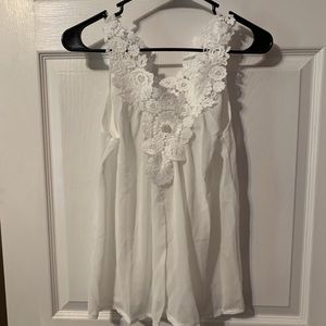 NWOT Women’s white lace tank top. Medium